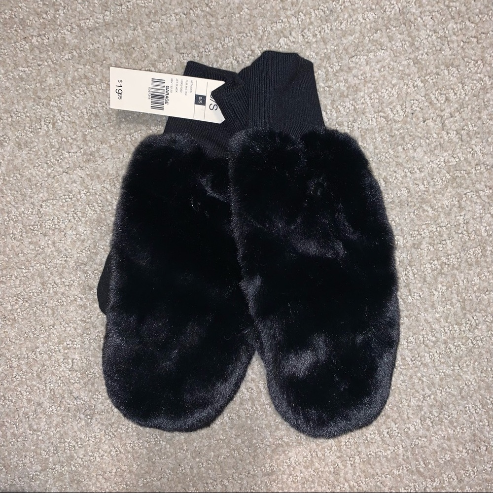 Garage black fuzzy mittens